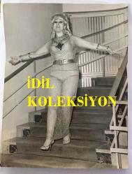 TÜRK SANAT MÜZİĞİ SANATÇISI SEVİM TUNA'NIN ORİJİNAL BÜYÜK BOY FOTOĞRAFI - 24 x 18 cm  EBADINDA - SEVİM TUNA 6 BİN LİRAYA SATIN ALDIĞI ELBİSESİYLE MERDİVENLERDEN İNEREK POZ VERİRKEN ÇEKİLMİŞ BİR FOTOĞRAF