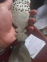 Alpaga işlemeli eski dönem  kepçe kaşık derinli 7 cm  Uzunluk 30 cm kaşık  sap kısmında  Allah ismi kazınmış Ce cami resmi ile çeşitli  süslemeler var .Tümüyle el yapımı Nadir bir obje