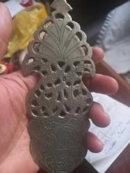 Alpaga işlemeli eski dönem  kepçe kaşık derinli 7 cm  Uzunluk 30 cm kaşık  sap kısmında  Allah ismi kazınmış Ce cami resmi ile çeşitli  süslemeler var .Tümüyle el yapımı Nadir bir obje