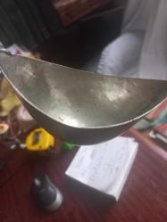 Alpaga işlemeli eski dönem  kepçe kaşık derinli 7 cm  Uzunluk 30 cm kaşık  sap kısmında  Allah ismi kazınmış Ce cami resmi ile çeşitli  süslemeler var .Tümüyle el yapımı Nadir bir obje