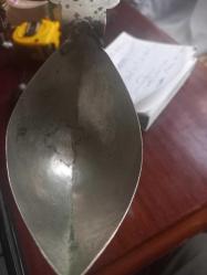 Alpaga işlemeli eski dönem  kepçe kaşık derinli 7 cm  Uzunluk 30 cm kaşık  sap kısmında  Allah ismi kazınmış Ce cami resmi ile çeşitli  süslemeler var .Tümüyle el yapımı Nadir bir obje