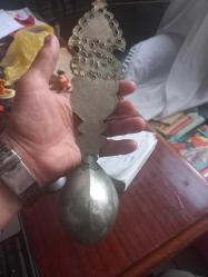 Alpaga işlemeli eski dönem  kepçe kaşık derinli 7 cm  Uzunluk 30 cm kaşık  sap kısmında  Allah ismi kazınmış Ce cami resmi ile çeşitli  süslemeler var .Tümüyle el yapımı Nadir bir obje