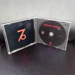 Cd Mustafa Sandal detay albümü. Orijinal 1997 sarı bandrollü dönem albümü. Sorunsuz çalışıyor.
