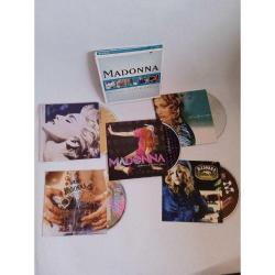 Cd Madonna original album series, 5 cd albüm. Orijinal. Avrupa baskı. Kutusunda ve 2 albüm kabında deformasyon var.    True Blue - Like a prayer - Ray of light - Music - Confessions on a dance floor. Hepsi sorunsuz çalışıyor.