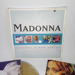 Cd Madonna original album series, 5 cd albüm. Orijinal. Avrupa baskı. Kutusunda ve 2 albüm kabında deformasyon var.    True Blue - Like a prayer - Ray of light - Music - Confessions on a dance floor. Hepsi sorunsuz çalışıyor.
