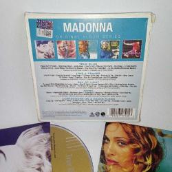 Cd Madonna original album series, 5 cd albüm. Orijinal. Avrupa baskı. Kutusunda ve 2 albüm kabında deformasyon var.    True Blue - Like a prayer - Ray of light - Music - Confessions on a dance floor. Hepsi sorunsuz çalışıyor.
