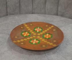 ESKİLERDEN EL YAPIMI VE EL BOYAMASI AHŞAP TABAK. ZARİF DESENLERLE İŞLENMİŞ.  KONDİSYON YÜKSEK KOLEKSİYONLUK NADİR