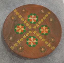 ESKİLERDEN EL YAPIMI VE EL BOYAMASI AHŞAP TABAK. ZARİF DESENLERLE İŞLENMİŞ.  KONDİSYON YÜKSEK KOLEKSİYONLUK NADİR