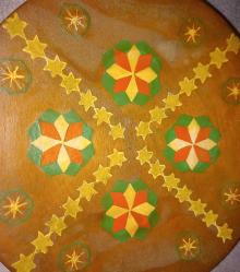 ESKİLERDEN EL YAPIMI VE EL BOYAMASI AHŞAP TABAK. ZARİF DESENLERLE İŞLENMİŞ.  KONDİSYON YÜKSEK KOLEKSİYONLUK NADİR