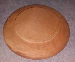 ESKİLERDEN EL YAPIMI VE EL BOYAMASI AHŞAP TABAK. ZARİF DESENLERLE İŞLENMİŞ.  KONDİSYON YÜKSEK KOLEKSİYONLUK NADİR