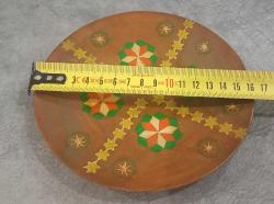 ESKİLERDEN EL YAPIMI VE EL BOYAMASI AHŞAP TABAK. ZARİF DESENLERLE İŞLENMİŞ.  KONDİSYON YÜKSEK KOLEKSİYONLUK NADİR