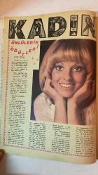 SAMANYOLU ELBİSE PATRON İLAVELİ MECMUA DERGİ - 24 OCAK 1974 SAYI: 108 JEANNE MOREAU - SYBIL BURTON CHRISTOPHER - ALLEGRA KENT - MERLE OBERON - BEVERLY ADAMS - AJDA PEKKAN - AYTEN ALPMAN - ASU MARALMAN - ÖMÜR GÖKSEL - EROL BÜYÜKBURÇ - CEM KARACA - TANJU OKAN - ZEYNEP - SEVİL AYLA - VERDA SÜMER - TÜLAY ÖZDEMİR - GERMAN - ERSEN - EDİZ ONAY - MEHMET TANERİ - AYSU ERCAN - YURDAER DOĞULU - FİKRET KIZILOK - ZAFER DİLEK - KAMURAN AKKOR - LALE AKAT - GÜLDEN KARABÖCEK - SELÇUK URAL - EROL EVGİN - NÜKET DURU - ÖMÜR GÖKSEL - ERTAN ANAPA - IŞIK - EMEL SAYIN - ENGİN ÇAĞLAR - ZEKİ ÖKTEN - ERDOĞAN ENGİN - FATMA GİRİK - MEMDUH ÜN - ORHAN ELMAS - TAMER YİĞİT - GÖNÜL YAZAR - GÜLŞEN BUBİKOĞLU - KADİR İNANIR - CÜNEYT ARKIN - TÜRKAN ŞORAY - HÜLYA TUĞLU ÜNLÜLERİN GÜZELLİK ÖĞÜTLERİ - MÜZİK DÜNYASI - KISA HABERLER - SİNEMA - O GECEDEN SONRA (ROMAN ÖZETİ) - 36 SAYFA