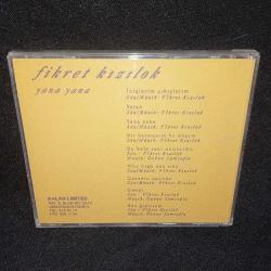CD Fikret Kızılok yana yana albümü. Orijinal. 1993 KALAN müzik. Dinlemeyi etkilemeyen yoğun çizikler var. Sorunsuz çalışıyor