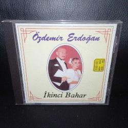 CD Özdemir Erdoğan ikinci Bahar albümü. Orijinal. 1993 Raks sarı bandrollü dönem baskı albüm kartonet ve disk çok iyi durumda koleksiyonluk