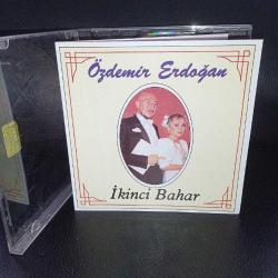 CD Özdemir Erdoğan ikinci Bahar albümü. Orijinal. 1993 Raks sarı bandrollü dönem baskı albüm kartonet ve disk çok iyi durumda koleksiyonluk