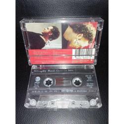 Kaset Simply red greatest Hits albümü. Orijinal. kasetin bir yüzünde çalışmasına engel olmayan çatlak var. Sorunsuz çalışıyor.