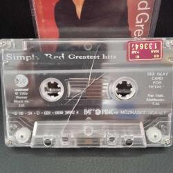 Kaset Simply red greatest Hits albümü. Orijinal. kasetin bir yüzünde çalışmasına engel olmayan çatlak var. Sorunsuz çalışıyor.