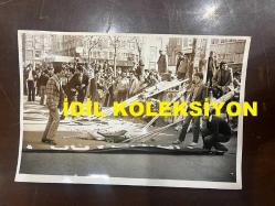 1 Mayıs 1978 yılı 1 Mayıs Mitinginden Orijinal Fotoğraf - 18 x 12 cm Ebadında - 1 Mayıs meydanında miting hazırlığı yapan topluluklar