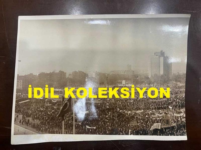Efemera - 1 Mayıs 1977 yılı 1 Mayıs Mitinginden Orijinal Fotoğraf