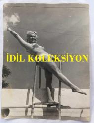 TÜRK SANAT MÜZİĞİ SANATÇISI SEVİM TUNA'NIN ORİJİNAL BÜYÜK BOY FOTOĞRAFI - 24 x 18 cm  EBADINDA - SEVİM TUNA BİKİNİSİYLE POZ VERİRKEN ÇEKİLMİŞ BİR KARE, (ABBAS GORALI KADRAJIYLA)