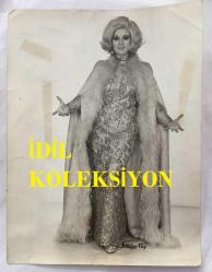 TÜRK SANAT MÜZİĞİ SANATÇISI SEVİM TUNA'NIN ORİJİNAL BÜYÜK BOY FOTOĞRAFI - 24 x 18 cm  EBADINDA - SEVİM TUNA SAHNE ELBİSESİYLE POZ VERİRKEN ÇEKİLMİŞ BİR KARE, (STÜDYO TAÇ, BEYOĞLU)