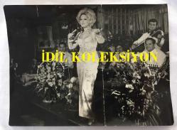 TÜRK SANAT MÜZİĞİ SANATÇISI SEVİM TUNA'NIN ORİJİNAL BÜYÜK BOY FOTOĞRAFI - 24 x 18 cm  EBADINDA - SEVİM TUNA SAHNEDE ÇİÇEKLERİN ARASINDA ŞARKI OKURKEN ÇEKİLMİŞ BİR KARE