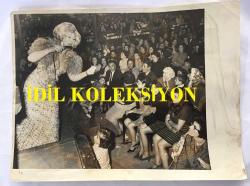 TÜRK SANAT MÜZİĞİ SANATÇISI SEVİM TUNA'NIN ORİJİNAL BÜYÜK BOY FOTOĞRAFI - 24 x 18 cm  EBADINDA - SEVİM TUNA SAHNE ALDIĞI BİR KONSERDE HALKA ŞARKI OKURKEN ÇEKİLMİŞ BİR KARE (20 BİN LİRA ÇEKİLİŞİNİN YAPILDIĞI KONSER, 15 NİSAN 1969)