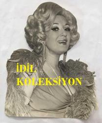 TÜRK SANAT MÜZİĞİ SANATÇISI SEVİM TUNA'NIN ORİJİNAL BÜYÜK BOY FOTOĞRAFI - 20 x 16 cm  EBADINDA - SEVİM TUNA GÜLÜMSERKEN ÇEKİLMİŞ BİR KARE