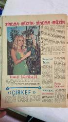 SAMANYOLU ELBİSE PATRON İLAVELİ MECMUA DERGİ - 13 ŞUBAT 1975 — SAYI: 163 HALE SOYGAZİ - AHMET ÖZHAN - HÜLYA KOÇYİĞİT - TANJU GÜRSU - SALİH GÜNEY - AĞAH HÜN - SEYHAN KARABAY - ASU MARALMAN - SEMİHA YANKI - EDİZ ONAY - İSKENDER DOĞAN - ALİ RIZA BİNBOĞA - NİLÜFER - AYLA ALGAN - FÜSUN ÖNAL - EROL EVGİN - KARTAL TİBET - ERGİN ORBERK - ARAM GÜLYÜZ - NEŞE KARABÖCEK - TEVFİK YENER - FERI CANSEL - SAHNE VE FİLM GEÇİŞLERİ - NİŞAN HABERLERİ - PERHİZ VE KİLO KONTROLÜ - ÇİRKEF FİLMİ - PLAK ÖDÜLLERİ - EUROVISION HAZIRLIKLARI - ANADOLU TURNESİ - PLAK ŞİRKETİ DEĞİŞİMLERİ - YÖNETMENLİK DENEMESİ - BALAYI GEZİSİ - SAHNE KIYAFETLERİ - FESTİVAL YOLCULUKLARI - ZAYIFLAMA EGZERSİZLERİ - NAYLON TULUM TEKNİĞİ - ETEK UZATMA TÜYOLARI - KOLSUZ KAZAK MODASI - SICAK DALGASI - 36 SAYFA