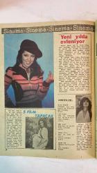 SAMANYOLU ELBİSE PATRON İLAVELİ MECMUA DERGİ - 3 OCAK 1974 — SAYI: 105 MICHELA ROC - FRANCO GASPARI - WILLIAM - PRISCILLA - GONTRAN - KOMİSER SIMPSON - ALİ KOCATEPE - ASU MARALMAN - ORHAN ŞEVKİ - LALE AKAT - SELÇUK URAL - NILÜFER - AYLA ALGAN - AYTEN ALPMAN - ÖMÜR GÖKSEL - BARIŞ MANÇO - EROL EVGİN - ŞANAR YURDATAPAN - FÜSUN ÖNAL - TANJU OKAN - ŞENAY - ŞERİF YÜZBAŞIOĞLU - ÜÇ HÜREL - METİN ÇOTAL - LOS ARRIBENOZ - SÜHEYL DENİZCİ - ERKAN ÖZERMAN - NEBAHAT ÇEHRE - YAVUZ DEMİR - YILMAZ GÜNEY - FİLİZ AKIN - EDİZ HUN - MUZAFFER ASLAN - SELMA GÜNERİ - FERİ CANSEL - MİNE SOLEY - BİRSEN AYDA - SEMRA SAR - FİGEN HAN - YILINIZ KUTLU OLSUN - KAYBOLAN KIZLAR - FOTO-ROMAN ÖZETİ - RESSAM GONTRAN - KASABA TAKİBİ - DEĞİŞİK SHOW MİZANSENİ - SANATÇI PORTRESİ: LALE AKAT - 1973’ÜN SANATÇILARI - PLAK SATIŞLARI - YILIN ŞARKISI: DÜNYA DÖNÜYOR - MÜZİK DÜNYASINDAN KISA HABERLER - SAHNE VE PLAK GELİŞMELERİ - GAZİNO PROGRAMLARI - YURTDIŞI KONSERLERİ - SİNEMA - NEBAHAT ÇEHRE’NİN EVLİLİK HAZIRLIĞI - 36 SAYFA