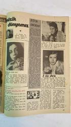 SAMANYOLU ELBİSE PATRON İLAVELİ MECMUA DERGİ - 3 OCAK 1974 — SAYI: 105 MICHELA ROC - FRANCO GASPARI - WILLIAM - PRISCILLA - GONTRAN - KOMİSER SIMPSON - ALİ KOCATEPE - ASU MARALMAN - ORHAN ŞEVKİ - LALE AKAT - SELÇUK URAL - NILÜFER - AYLA ALGAN - AYTEN ALPMAN - ÖMÜR GÖKSEL - BARIŞ MANÇO - EROL EVGİN - ŞANAR YURDATAPAN - FÜSUN ÖNAL - TANJU OKAN - ŞENAY - ŞERİF YÜZBAŞIOĞLU - ÜÇ HÜREL - METİN ÇOTAL - LOS ARRIBENOZ - SÜHEYL DENİZCİ - ERKAN ÖZERMAN - NEBAHAT ÇEHRE - YAVUZ DEMİR - YILMAZ GÜNEY - FİLİZ AKIN - EDİZ HUN - MUZAFFER ASLAN - SELMA GÜNERİ - FERİ CANSEL - MİNE SOLEY - BİRSEN AYDA - SEMRA SAR - FİGEN HAN - YILINIZ KUTLU OLSUN - KAYBOLAN KIZLAR - FOTO-ROMAN ÖZETİ - RESSAM GONTRAN - KASABA TAKİBİ - DEĞİŞİK SHOW MİZANSENİ - SANATÇI PORTRESİ: LALE AKAT - 1973’ÜN SANATÇILARI - PLAK SATIŞLARI - YILIN ŞARKISI: DÜNYA DÖNÜYOR - MÜZİK DÜNYASINDAN KISA HABERLER - SAHNE VE PLAK GELİŞMELERİ - GAZİNO PROGRAMLARI - YURTDIŞI KONSERLERİ - SİNEMA - NEBAHAT ÇEHRE’NİN EVLİLİK HAZIRLIĞI - 36 SAYFA