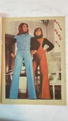 SAMANYOLU ELBİSE PATRON İLAVELİ MECMUA DERGİ - 3 OCAK 1974 — SAYI: 105 MICHELA ROC - FRANCO GASPARI - WILLIAM - PRISCILLA - GONTRAN - KOMİSER SIMPSON - ALİ KOCATEPE - ASU MARALMAN - ORHAN ŞEVKİ - LALE AKAT - SELÇUK URAL - NILÜFER - AYLA ALGAN - AYTEN ALPMAN - ÖMÜR GÖKSEL - BARIŞ MANÇO - EROL EVGİN - ŞANAR YURDATAPAN - FÜSUN ÖNAL - TANJU OKAN - ŞENAY - ŞERİF YÜZBAŞIOĞLU - ÜÇ HÜREL - METİN ÇOTAL - LOS ARRIBENOZ - SÜHEYL DENİZCİ - ERKAN ÖZERMAN - NEBAHAT ÇEHRE - YAVUZ DEMİR - YILMAZ GÜNEY - FİLİZ AKIN - EDİZ HUN - MUZAFFER ASLAN - SELMA GÜNERİ - FERİ CANSEL - MİNE SOLEY - BİRSEN AYDA - SEMRA SAR - FİGEN HAN - YILINIZ KUTLU OLSUN - KAYBOLAN KIZLAR - FOTO-ROMAN ÖZETİ - RESSAM GONTRAN - KASABA TAKİBİ - DEĞİŞİK SHOW MİZANSENİ - SANATÇI PORTRESİ: LALE AKAT - 1973’ÜN SANATÇILARI - PLAK SATIŞLARI - YILIN ŞARKISI: DÜNYA DÖNÜYOR - MÜZİK DÜNYASINDAN KISA HABERLER - SAHNE VE PLAK GELİŞMELERİ - GAZİNO PROGRAMLARI - YURTDIŞI KONSERLERİ - SİNEMA - NEBAHAT ÇEHRE’NİN EVLİLİK HAZIRLIĞI - 36 SAYFA