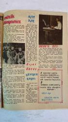 SAMANYOLU ELBİSE PATRON İLAVELİ MECMUA DERGİ - 22 KASIM 1973 — SAYI: 99 NİLÜFER - NİNO VARON - RİFAT ÖNCEL - RIZA SİLAHLIPODA - SEVDA KARACA - DORUK ONATKUT - AHMET KURTARAN - MODERN FOLK ÜÇLÜSÜ - ASU MARALMAN - FÜSUN ÖNAL - YEŞİM - ŞANAR YURDATAPAN - AYDIN TANSEL - AYTEN ALPMAN - TIMUR SELÇUK - TANJU OKAN - ORHAN GENCEBAY - FATMA BELGEN - YÜCEL ERMAN - KAMURAN USLUER - EROL GÜNAYDIN - TURGUT BORALI - KAHRAMAN KRAL - MAHMUT HEKİMOĞLU - HÜLYA KOÇYİĞİT - AYTAÇ ARMAN - ORHAN ELMAS - TÜLİN ÖRSEK - KENAN PARS - KAYHAN YILDIZOĞLU - ALİ ŞEN - ÖNDER SOMER - ALTAN BOZKURT - HULUSİ KENTMEN - EKREM GÖKKAYA - FATMA GİRİK - CÜNEYT ARKIN - MERAL ZEREN - TARIK AKAN - OSMAN F. SEDEN - ZEKİ MÜREN - MURAT KÖSEOĞLU - NEJAT SAYDAM - ZEYNEP AKSU - ÜMİT UTKU - TÜRKAN ŞORAY - RÜÇHAN ADLI - LÜTFİ Ö. AKAD - GECE KIYAFETİ - ORTA YAŞLI HANIMLAR İÇİN MODELLER - MÜZİK DÜNYASINDAN KISA HABERLER - PLAK DÖNÜŞLERİ - EUROVISION TEKLİFLERİ - ALTIN PLAK TARTIŞMASI - PLAK REKORLARI - SANATÇI KARTLARI - ORKESTRA - 36 SAYFA