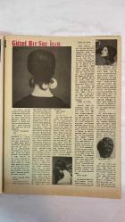 SAMANYOLU ELBİSE PATRON İLAVELİ MECMUA DERGİ - 22 KASIM 1973 — SAYI: 99 NİLÜFER - NİNO VARON - RİFAT ÖNCEL - RIZA SİLAHLIPODA - SEVDA KARACA - DORUK ONATKUT - AHMET KURTARAN - MODERN FOLK ÜÇLÜSÜ - ASU MARALMAN - FÜSUN ÖNAL - YEŞİM - ŞANAR YURDATAPAN - AYDIN TANSEL - AYTEN ALPMAN - TIMUR SELÇUK - TANJU OKAN - ORHAN GENCEBAY - FATMA BELGEN - YÜCEL ERMAN - KAMURAN USLUER - EROL GÜNAYDIN - TURGUT BORALI - KAHRAMAN KRAL - MAHMUT HEKİMOĞLU - HÜLYA KOÇYİĞİT - AYTAÇ ARMAN - ORHAN ELMAS - TÜLİN ÖRSEK - KENAN PARS - KAYHAN YILDIZOĞLU - ALİ ŞEN - ÖNDER SOMER - ALTAN BOZKURT - HULUSİ KENTMEN - EKREM GÖKKAYA - FATMA GİRİK - CÜNEYT ARKIN - MERAL ZEREN - TARIK AKAN - OSMAN F. SEDEN - ZEKİ MÜREN - MURAT KÖSEOĞLU - NEJAT SAYDAM - ZEYNEP AKSU - ÜMİT UTKU - TÜRKAN ŞORAY - RÜÇHAN ADLI - LÜTFİ Ö. AKAD - GECE KIYAFETİ - ORTA YAŞLI HANIMLAR İÇİN MODELLER - MÜZİK DÜNYASINDAN KISA HABERLER - PLAK DÖNÜŞLERİ - EUROVISION TEKLİFLERİ - ALTIN PLAK TARTIŞMASI - PLAK REKORLARI - SANATÇI KARTLARI - ORKESTRA - 36 SAYFA