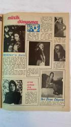 SAMANYOLU ELBİSE PATRON İLAVELİ MECMUA DERGİ - 10 OCAK 1974 — SAYI: 106 MÜŞERREF TEZCAN - HÜLYA KOÇYİĞİT - LÜTFİ Ö. AKAD - TÜRKAN ŞORAY - KADİR İNANIR - YILDIRIM GENCER - ZERRİN ARBAŞ - YILMAZ GRUDA - TURGUT BORALI - FERİDUN ÇÖLGEÇEN - KAYHAN YILDIZOĞLU - MEMDUH ÜN - SELMA GÜNERİ - SALİM DÜNDAR - KAMURAN AKKOR - SELÇUK & RANA ALAGÖZ - ŞENAY - ÖMÜR GÖKSEL - TANJU OKAN - ERKİN KORAY - ÇETİN ALP - AJDA PEKKAN - NİLÜFER - MUSTAFA ALPAGUT - NİNO VARON - GÖKBEN - CEM KARACA - MOĞOLLAR - AYTEN ALPMAN - ERSEN VE KARDAŞLAR - GENÇ KIZ MODASI: KAZAK, BERE, KEMER - EL ÖRGÜSÜ KIYAFETLER - ŞEFFAF AKSESUARLAR - MÜZİK DÜNYASINDAN KISA HABERLER - PLAK RED KARARI VE DENETİM TARTIŞMASI - EUROVISION VE AVRUPA MÜZİK PİYASASI - YURTDIŞI KONSERLER - DÖKÜMANTER FİLM: “MEMLEKETİM” - TELEVİZYONDA AYNA ELBİSE GÖSTERİSİ - HÜLYA KOÇYİĞİT’İN KÖYLÜ ROLLERİNE DÖNÜŞÜ - “GELİN” VE “DÜĞÜN” FİLMLERİ - “NENE HATUN” FİLMİ ÇEKİMLERİ - SELMA GÜNERİ’NİN SAHNE VE SİNEMA DÖNÜŞÜ - 36 SAYFA