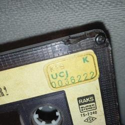 Kaset Ahmet Kaya resitaller 2. 1990 kağıt baskı. kartoneti yok. kasetin her iki köşesinde çalışmasına engel olmayan kırık var.