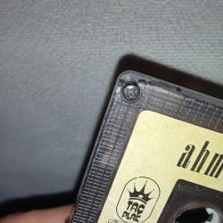 Kaset Ahmet Kaya resitaller 2. 1990 kağıt baskı. kartoneti yok. kasetin her iki köşesinde çalışmasına engel olmayan kırık var.