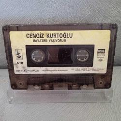 Kaset Cengiz Kurtoğlu hayatımı yaşıyorum. Kartoneti yok. Dönem Kağıt Baskı. baştan sona dinlendi sorunsuz çalışıyor.