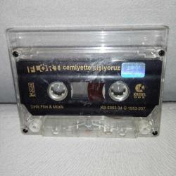 Kaset Grup Flört - cemiyette pişiyoruz. Orijinal. Kartoneti yok. Nadir kaset. B yüzünde belli belirsiz seste dalgalanma var. ses yükseltip alçalıyor.