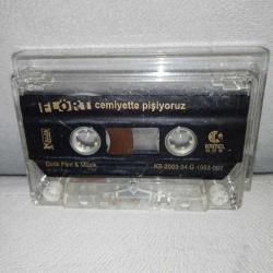 Kaset Grup Flört - cemiyette pişiyoruz. Orijinal. Kartoneti yok. Nadir kaset. B yüzünde belli belirsiz seste dalgalanma var. ses yükseltip alçalıyor.