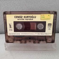 Kaset Cengiz Kurtoğlu hayatımı yaşıyorum. Kartoneti yok. Orijinal. Dönem Kağıt Baskı. baştan sona dinlendi sorunsuz çalışıyor.