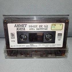 Kaset Ahmet Kaya, iyimser bir gül, adı bahtiyar. Kartoneti yok. Orijinal. Dönem Kağıt Baskı. baştan sona dinlendi sorunsuz çalışıyor.