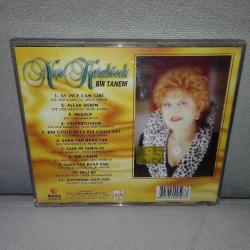 Cd Neşe Karaböcek bir tanem. 1996 Raks dönem baskı. Cd ön kartonet birbirine yapışık. Disk 10 üzerinden 9  Orijinal. Sorunsuz çalışıyor.