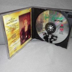 Cd Neşe Karaböcek bir tanem. 1996 Raks dönem baskı. Cd ön kartonet birbirine yapışık. Disk 10 üzerinden 9  Orijinal. Sorunsuz çalışıyor.