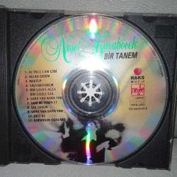 Cd Neşe Karaböcek bir tanem. 1996 Raks dönem baskı. Cd ön kartonet birbirine yapışık. Disk 10 üzerinden 9  Orijinal. Sorunsuz çalışıyor.