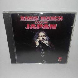 Cd Barış Manço LİVE in Japan albümü. Orijinal. 1996 kırmızı bandrollü dönem baskı albüm. Dinlemeyi etkilemeyen çizikler var, sorunsuz çalışıyor.
