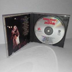 Cd Barış Manço LİVE in Japan albümü. Orijinal. 1996 kırmızı bandrollü dönem baskı albüm. Dinlemeyi etkilemeyen çizikler var, sorunsuz çalışıyor.