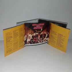 Cd Barış Manço LİVE in Japan albümü. Orijinal. 1996 kırmızı bandrollü dönem baskı albüm. Dinlemeyi etkilemeyen çizikler var, sorunsuz çalışıyor.