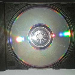 Cd Barış Manço LİVE in Japan albümü. Orijinal. 1996 kırmızı bandrollü dönem baskı albüm. Dinlemeyi etkilemeyen çizikler var, sorunsuz çalışıyor.