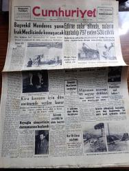 Cumhuriyet Gazetesi - 11 Ocak 1955 - yabancı dilli liseler yazan Nadir Nadi Başmakale -  başvekil Adnan Menderes Yarın Irak meclisinde konuşacak - başvekil Adnan Menderes ve Dışişleri vekili Fuat Köprülü Kerbela seyahatinde Nuri Sait Paşa ile birlikte helikopterden inerken fotoğraf - Edirne sular altında suların kapladığı 797 evden 53 ü çöktü - Merzuka Akçam müebbet hapse mahkeme oldu - migros'un açacağı 60 seyyar dükkan - filmciliğimiz nasıl kalkınır - Vali Fahrettin Kerim Gökay genelevlerin nakli meselesi için ne diyor - komünist için Yugoslavya anlaşması - verem Haftası yazan Burhan Felek - haftanın Spor olayları yazan Haluk San - Fenerbahçe enternasyonel atletizm Bayramı - milli takım ve Galatasaray'ın kıymetli basketbolcusu Erdoğan Partener henüz gelemiyor - Çelik hançer filmi elhamra sinemasında - Zoraki Diplomat yazan Yakup Kadri Karaosmanoğlu Yazı Dizisi - Sahte Kahraman Lawrence derleyen Samih Sami Yazı Dizisi - tarihe geçmiş büyük aşklar Kral 1. Fransua Ve Madam Dö Şatobrian